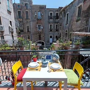 https://vulcano-apartment.taorminaitalyhotels.com